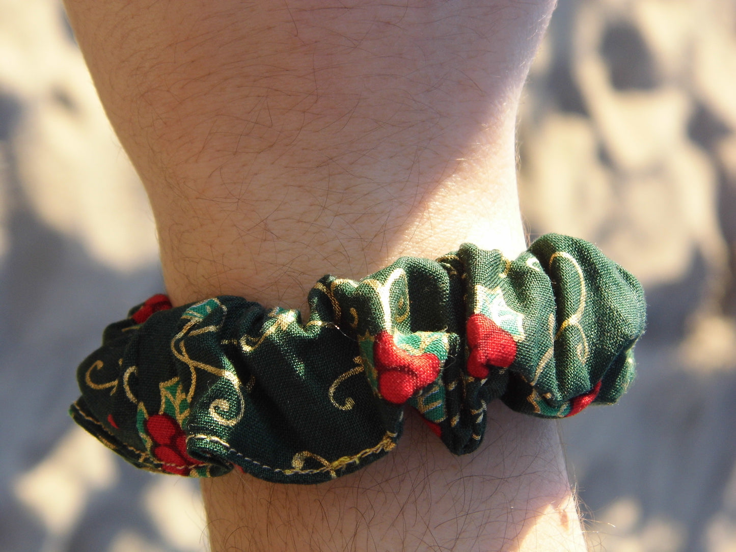 Chouchou de Noël en houx rouge fond vert et liserai brillant jaune