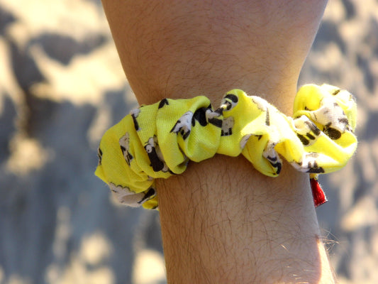 Chouchou fond jaune et mouton noir et blanc