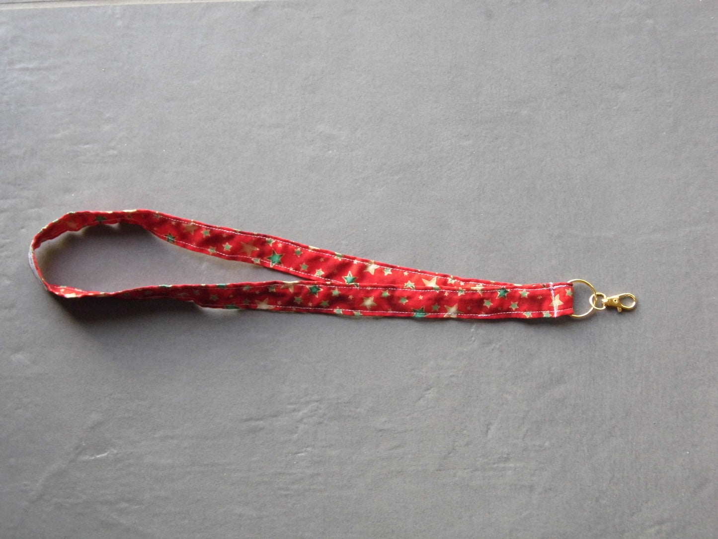 Dragonne de noël fond rouge avec des étoiles vertes et jaunes