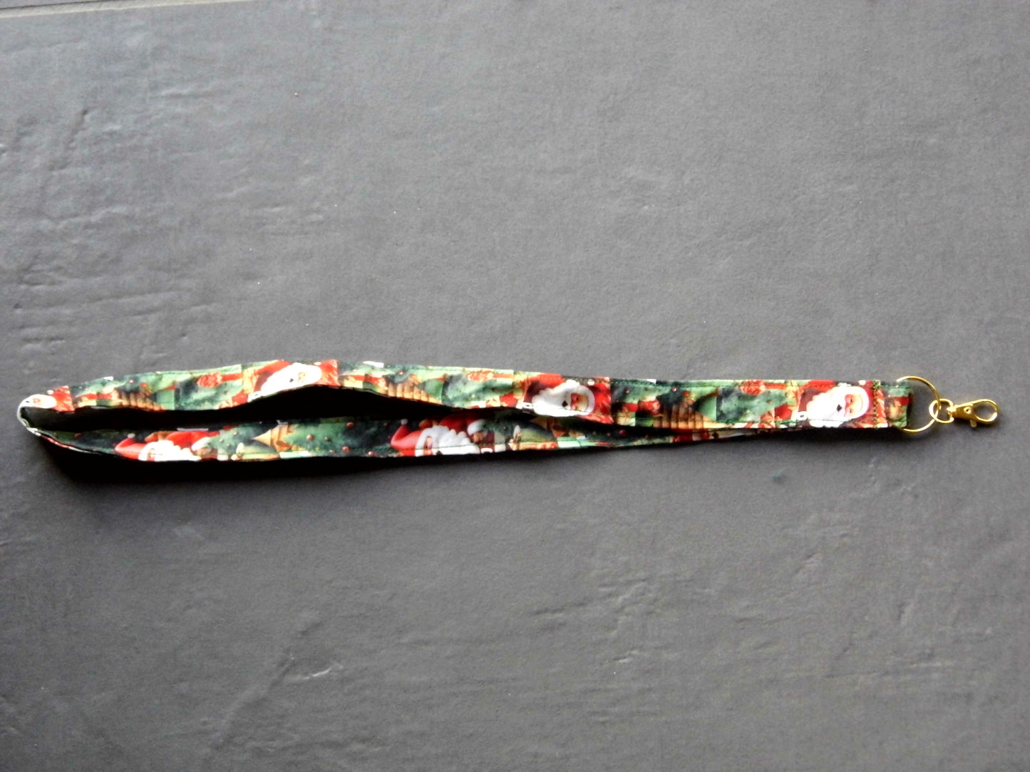 Dragonne de noël avec des pères-noël