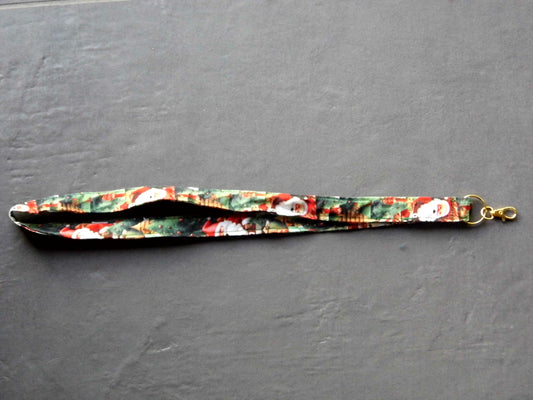 Dragonne de noël avec des pères-noël