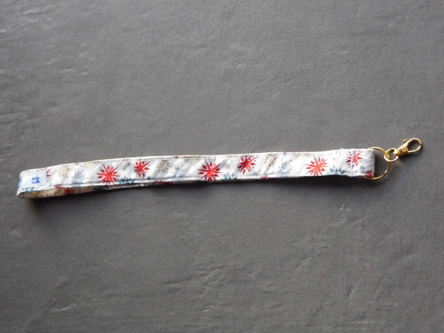 Dragonne pour noël avec des étoiles de couleur