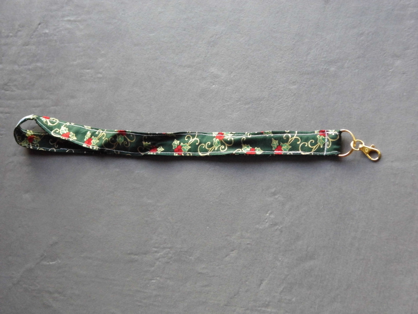 Dragonne de noël fond vert, houx rouge et liserer jaune