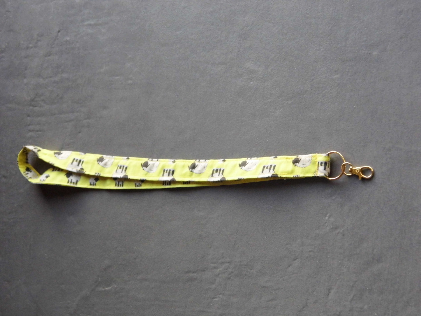 Dragonne avec mouton noir et blanc et fond jaune