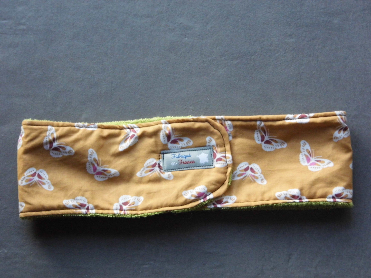 Passe à scratch avec des papillons et du tissu éponge bambou vert