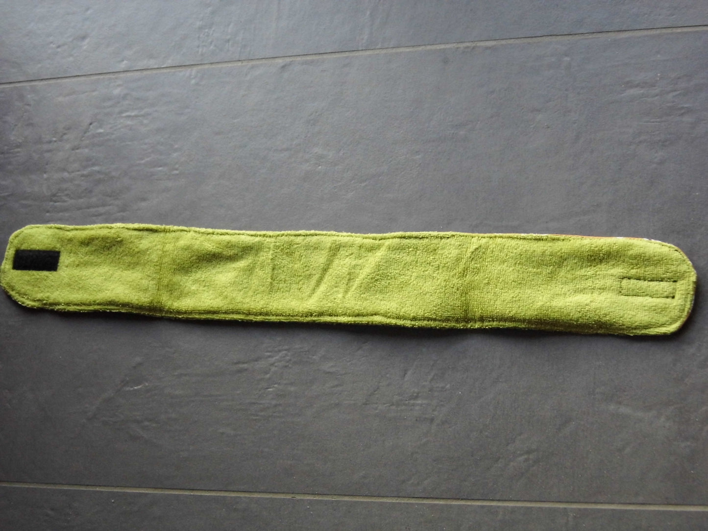 Passe à scratch avec des papillons et du tissu éponge bambou vert