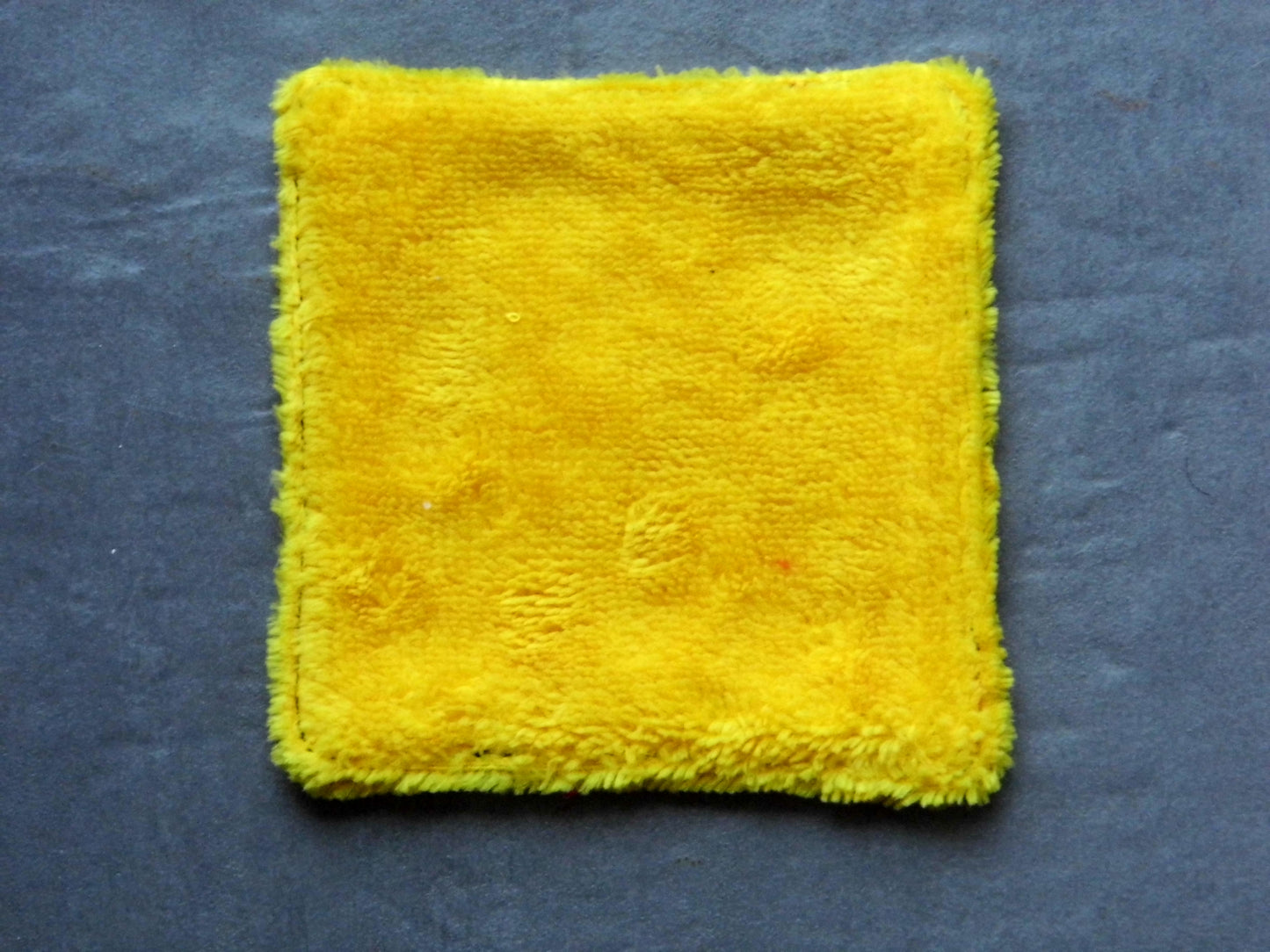 Carré démaquillant en papillon 12 X 12 et tissu éponge bambou jaune