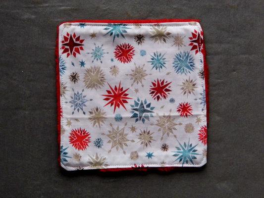 Carré démaquillant étoiles rouge, beige, bleu 12 X 12 et du tissu éponge bambou rouge