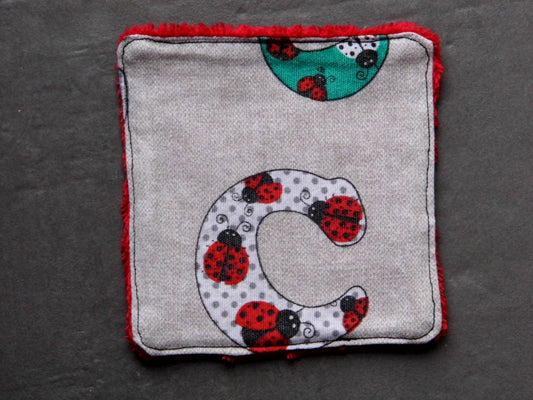 Carré démaquillant avec des lettres et du tissu éponge bambou rouge 12 X 12