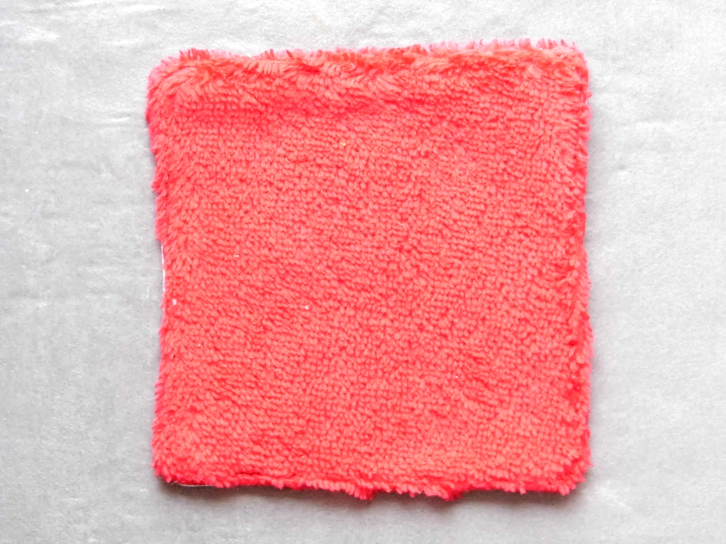 Carré démaquillant avec des lettres et du tissu éponge bambou rouge 12 X 12